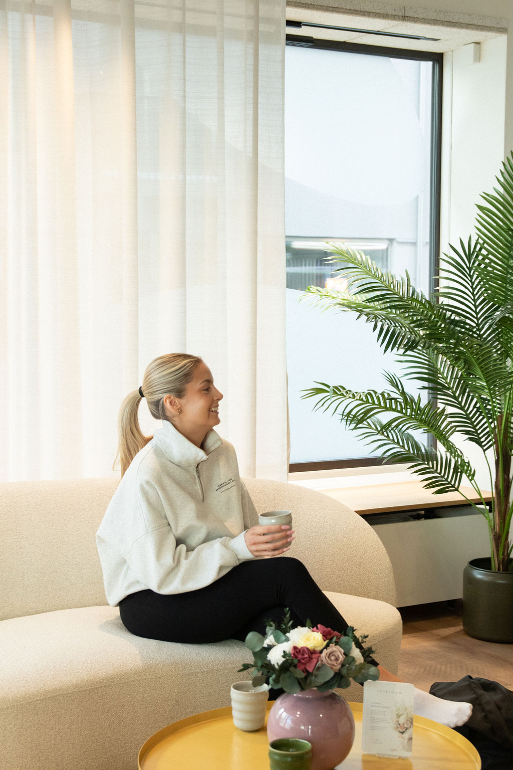 Asiakas rentoutuu Hello Healthin palautumistilassa
